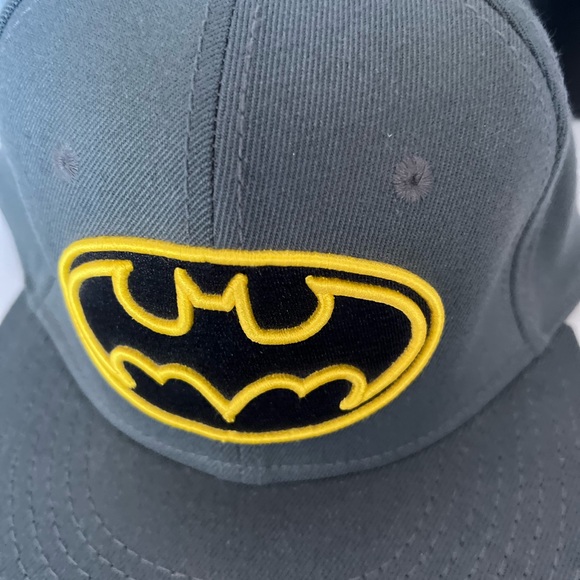 Batman DC Comics Gray Lightweight Stretch Fit Cap Superhero Hat Gray Mens Unisex - Picture 4 of 6
